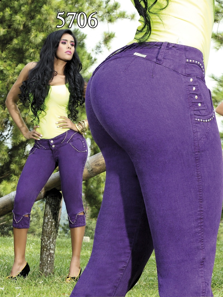 [000101570601] Jeans Capri Con Taches Levantacola Morado para Mujer 5706