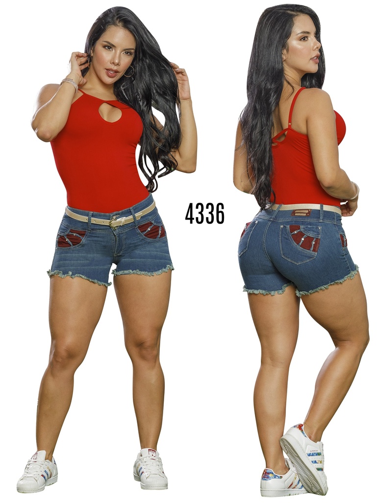 Short Levantacola de Jean Azul Medio con Bolsillos Bordados en Rojo